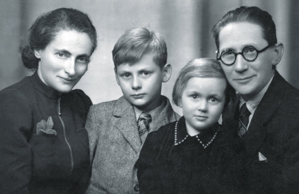 Fotografie: Edgar Brichta mit den Eltern und seiner Schwester 1938