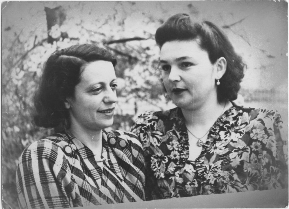 Fotografie: Melania Reifler (rechts) und Anita Brunnengraber, um 1946/47