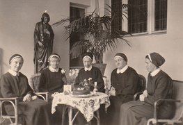 Schwester Norberta (Mitte) und Mitschwestern im Katholischen Frauenbundhaus in Berlin, 1930er Jahre