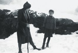 Edgar Brichta und seine Pflegemutter Agnes Normann bei einem Ausflug in der Nähe von Bergen, 1940/41