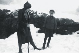 Fotografie: Edgar Brichta und seine Pflegemutter Agnes Normann bei einem Ausflug in der Nähe von Bergen, 1940/41