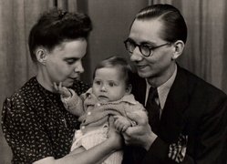 Fotografie: Adele und Werner Rybarz mit ihrem Töchterchen Barbara, Berlin 1948