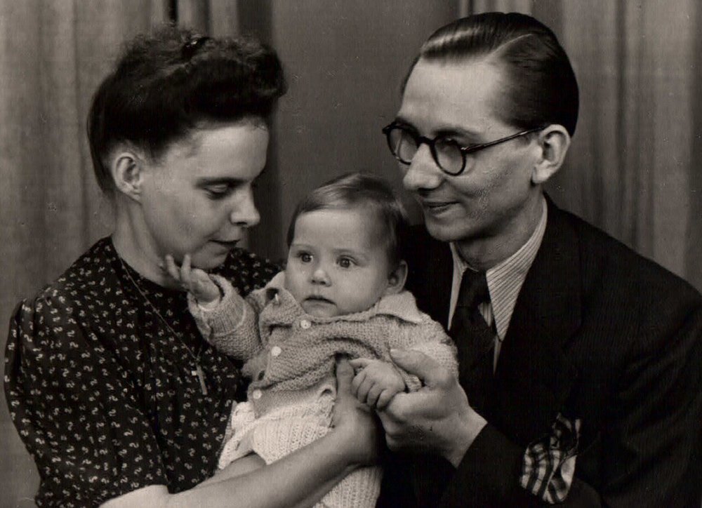 Fotografie: Adele und Werner Rybarz mit ihrem Töchterchen Barbara, Berlin 1948