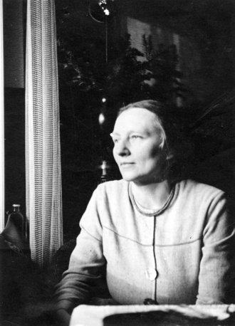 Agnes Wendland am Fenster der Pfarrwohnung, Gethsemanestraße 9, Berlin 1944