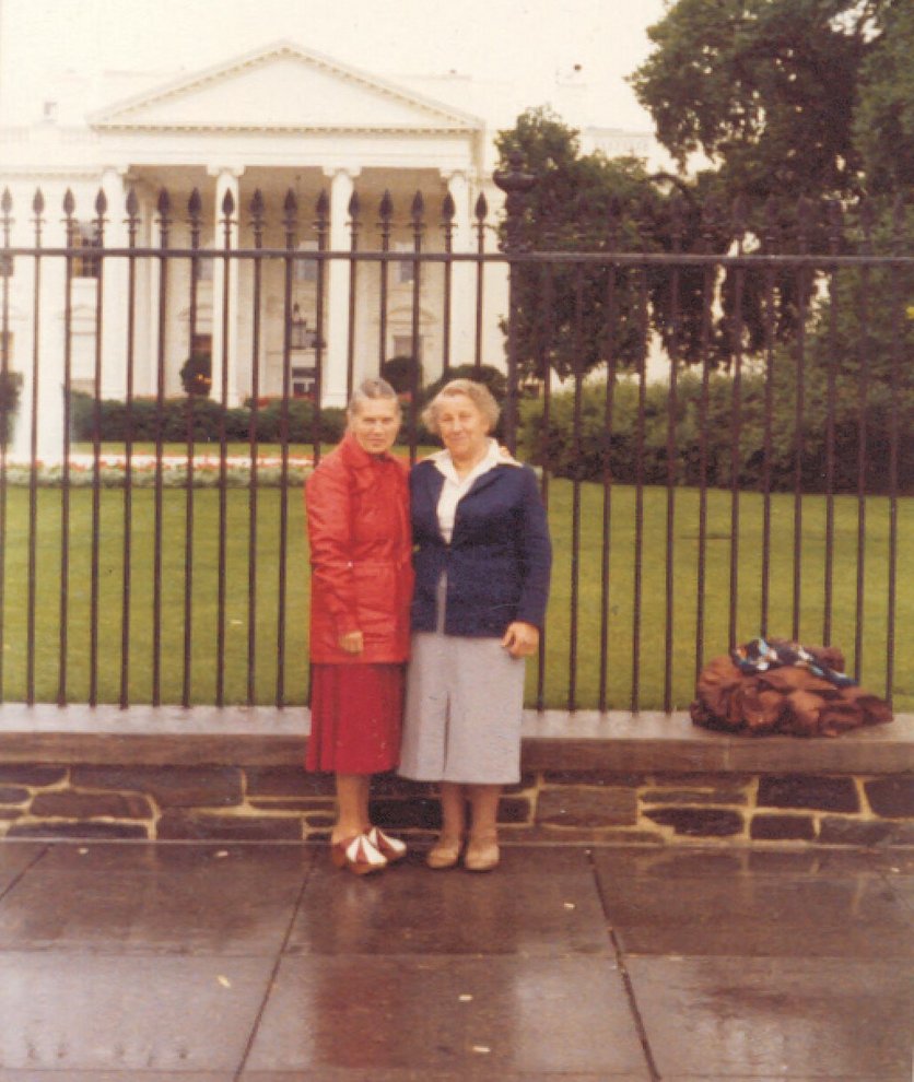 Fotografie: Ruth Abraham mit ihrer Helferin Maria Nickel (rechts) bei deren Besuch in den USA, Washington D.C., um 1970