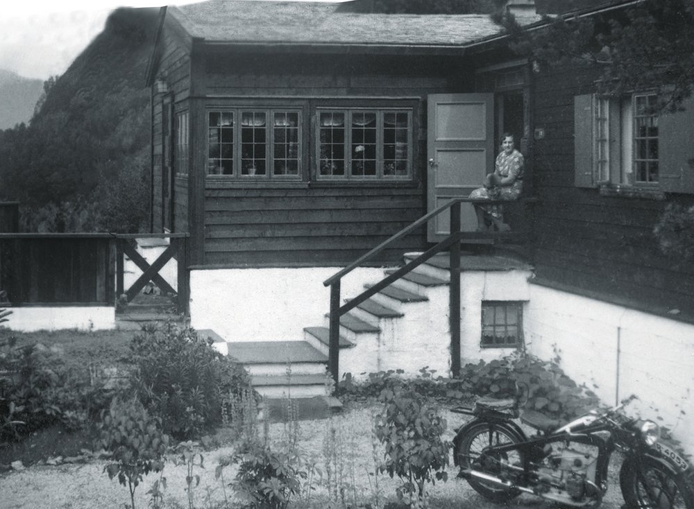 Fotografie: Agnes Normann vor dem Haus in Laksevåg, undatiert