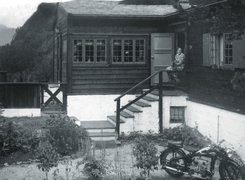 Fotografie: Agnes Normann vor dem Haus in Laksevåg, undatiert