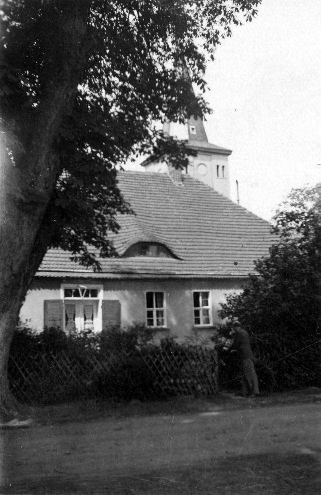Fotografie: Pfarrhaus und Kirche in Senzke, 1944
