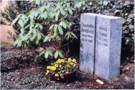 Fotografie: Gemeinsame Grabstätte von Charlotte Herzfeld und Liesel Gansz, Berlin, nach 1981