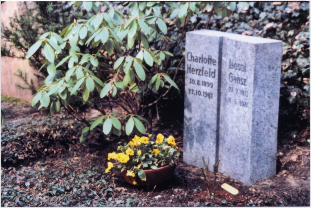 Fotografie: Gemeinsame Grabstätte von Charlotte Herzfeld und Liesel Gansz, Berlin, nach 1981