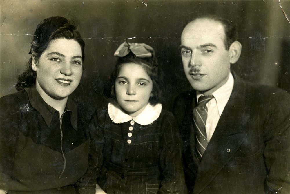 Fotografie: Stela Baruch, geb. Acević, mit ihrer Mutter und ihrem Stiefvater Kalman Baruch kurz vor ihrer Auswanderung nach Israel, Belgrad, um 1948