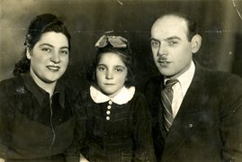 Fotografie: Stela Baruch, geb. Acević, mit ihrer Mutter und ihrem Stiefvater Kalman Baruch kurz vor ihrer Auswanderung nach Israel, Belgrad, um 1948