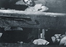 Fotografie: Kalman Linkimer (oben) und Zelig Hirschberg im Versteck, Libau 1944