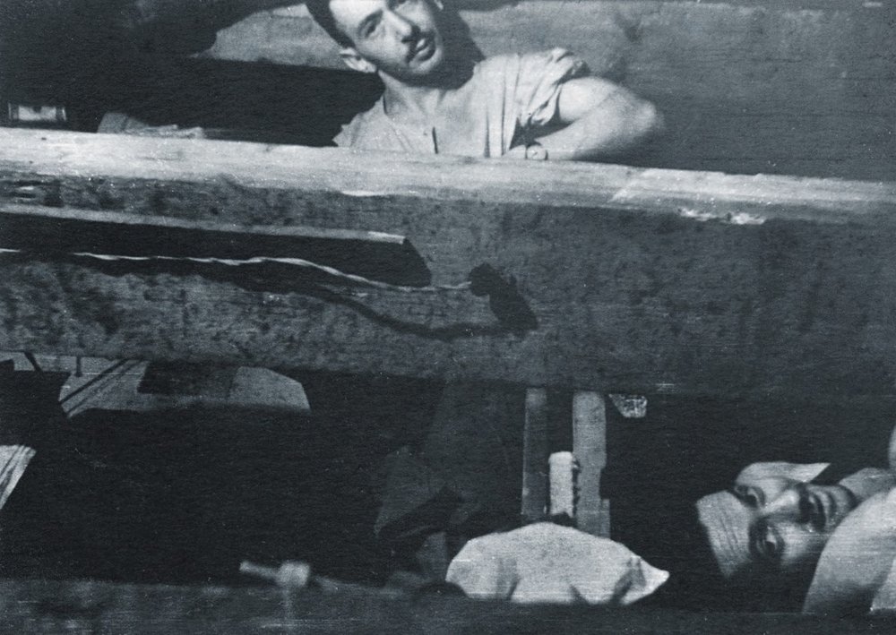 Fotografie: Kalman Linkimer (oben) und Zelig Hirschberg im Versteck, Libau 1944