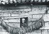 Fatima Veseli, Refik Veselis Mutter, mit getrocknetem Tabak an ihrem Haus in Kruja 1943