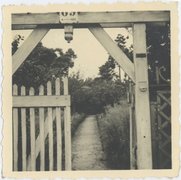 Fotografie: Holztür zum Grundstück Kaiser-Wilhem-Straße 69 in Petershagen, wo Lydia Hocke mit ihrem Freund August Weber und ihrer Enkeltochter Felicitas wohnt, Petershagen, um 1940.