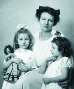 Agnes Wendland mit ihren Töchtern Ruth (links) und Angelika, Berlin 1920