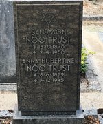 Fotografie: Grabstein für Salomon Nooitrust und seine 1945 verstorbene Ehefrau
