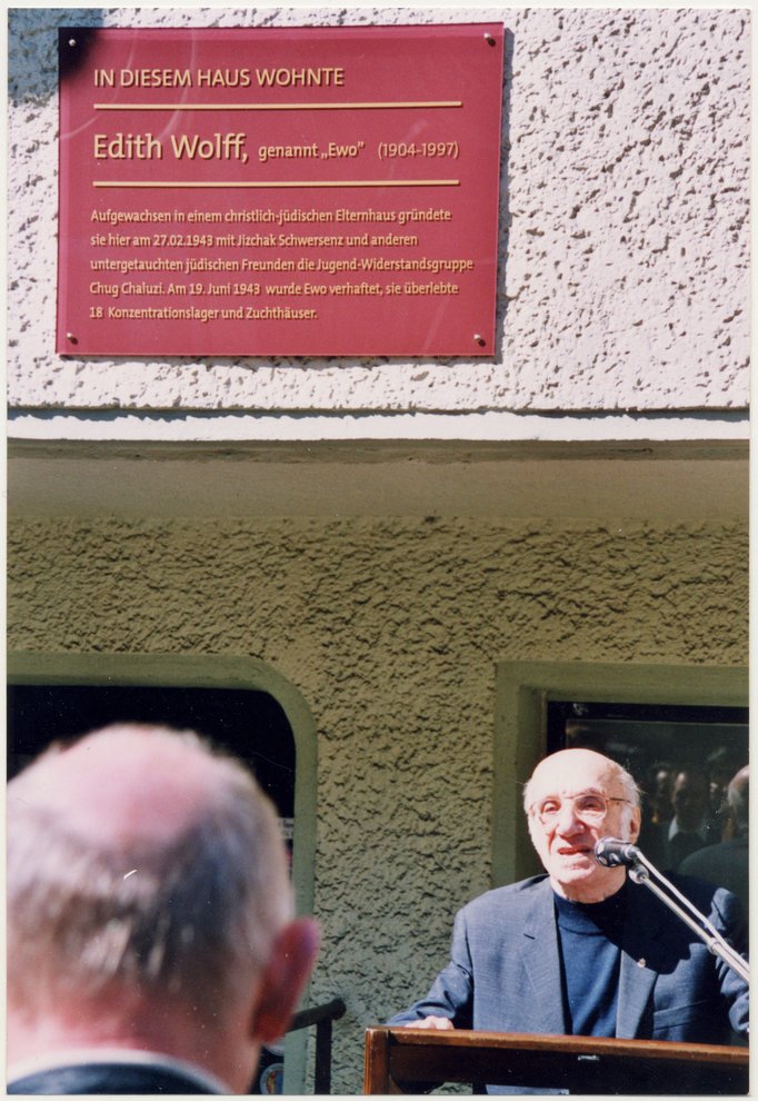 Fotografie: Jizchak Schwersenz bei der Einweihung einer Gedenktafel für Edith Wolff anlässlich ihres 100. Geburtstag in der Bundesallee 79, Berlin, April 2004