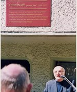 Fotografie: Jizchak Schwersenz bei der Einweihung einer Gedenktafel für Edith Wolff anlässlich ihres 100. Geburtstag in der Bundesallee 79, Berlin, April 2004