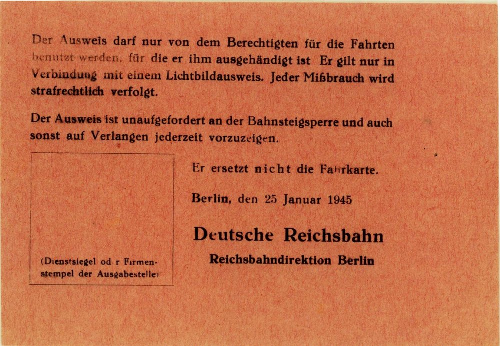 Fotografie: Von Ludwig Lichtwitz gefälschter und gedruckter Ausweis zur Benutzung der Berliner S-Bahn, Berlin, um März 1945