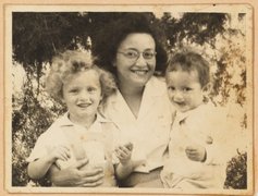 Leonie Frankenstein mit ihren Söhnen Peter-Uri (links) und Michael in Chadera, 1947