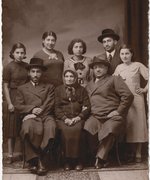 Ben Zion Kalb (vordere Reihe, 1. von links) mit seiner Familie, Strzyżów, um 1935