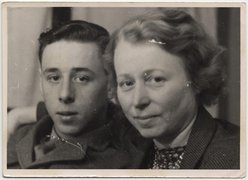 Susanne Veit mit ihrem Sohn, der inzwischen britischer Soldat ist und sich Ken Knight nennt, Berlin, Ende 1945