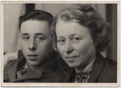 Fotografie: Susanne Veit mit ihrem Sohn, der inzwischen britischer Soldat ist und sich Ken Knight nennt, Berlin, Ende 1945