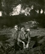 Fotografie: Oscar Rosowsky (rechts) und Samy Charles auf dem Hof der Héritiers in La Fayolle, Le Chambon-sur-Lignon 1944