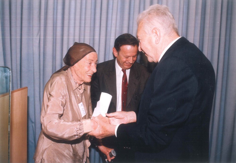 Fotografie: Empfang von Ella Lingens als Mitglied einer Delegation von 50 „Gerechten unter den Völkern“ durch den israelischen Staatspräsidenten Ezer Weizman anlässlich der 50-Jahr-Feier des Staates Israel, 6. Mai 1998