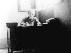 Josef Indig am Schreibtisch in der Villa Emma in Nonantola, 1942/1943