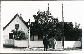Tove mit ihren Pflegeeltern Ketty und Svend Andreasen vor ihrem Haus in Gilleleje, um 1944