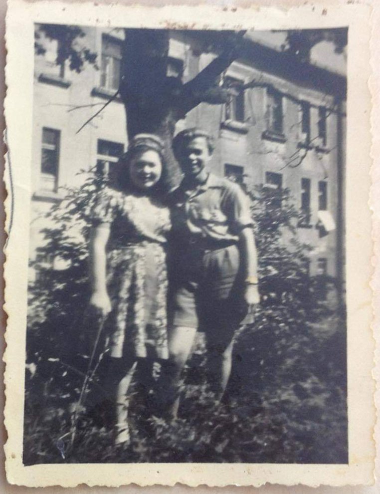 Fotografie: Jan Zimmermann mit seiner Schwester Teodora nach ihrer illegalen Ausreise aus Polen, DP-Lager Landsberg am Lech (Deutschland), 1946
