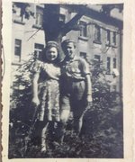 Fotografie: Jan Zimmermann mit seiner Schwester Teodora nach ihrer illegalen Ausreise aus Polen, DP-Lager Landsberg am Lech (Deutschland), 1946
