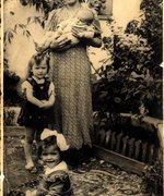 Zejneba Hardaga mit ihren zwei Kindern Zarifa und Salih sowie Tova (vorn), der Tochter der befreundeten jüdischen Familie Kabiljo, Sarajevo 1940