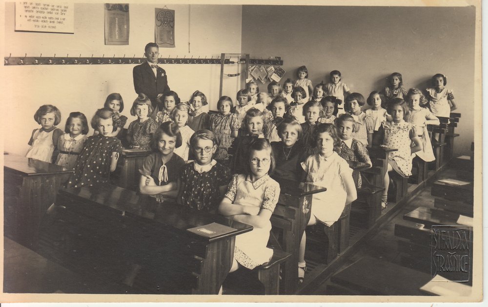 Fotografie: Eva Löwidtová (2. Reihe, 1. von rechts) in der dritten Klasse, kurz bevor sie die staatliche Schule verlassen muss, Prag 1939