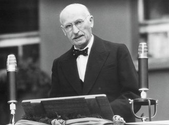 Fotografie: Ernst Leitz Jr. vor der Belegschaft, Wetzlar, 1920er-Jahre