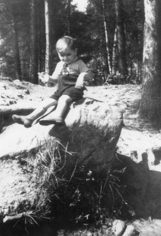 Fotografie: Heinz, Sohn von Martha Eisenstädt und Hans Waider, Hanau, um 1940