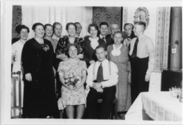 Hildegard Naumann (1. von links) und Erna Dubnack (3. von links) bei der Hochzeit von Erna Dubnacks Schwester Elsa (sitzend), um 1939