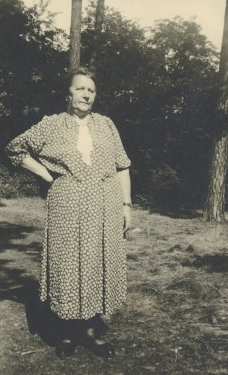 Lydia Hocke at her home, around 1940.