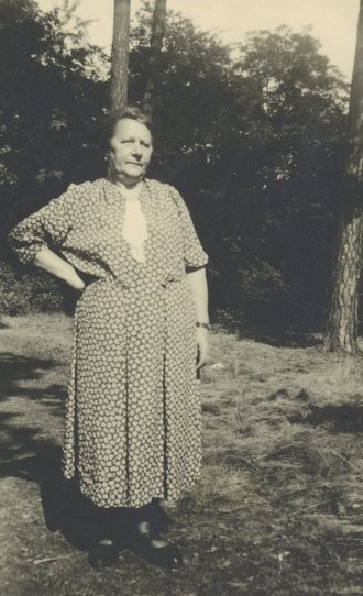 Fotografie: Lydia Hocke auf ihrem Grundstück, um 1940