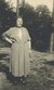 Fotografie: Lydia Hocke auf ihrem Grundstück, um 1940