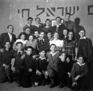Group from the Youth Alijah school with its head teacher Jizchak Schwersenz (left, wearing glasses), Berlin, around 1940.