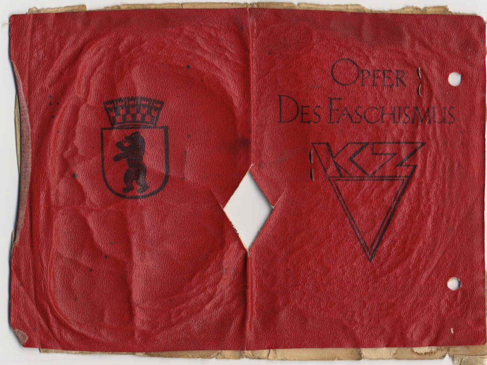 Fotografie: Gertrud Raszkowskis Ausweis als „Opfer des Faschismus“, 1956