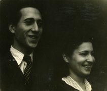 Fotografie: Uschi und Max Rubinstein nach ihrer Hochzeit, um 1943