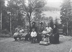 Fotografie: Familie Haas-Hautval in Hohwald, um 1909; die jüngste Tochter Adélaïde sitzt auf dem Schoß ihrer ältesten Schwester Émilie Thérèse (2. von rechts)