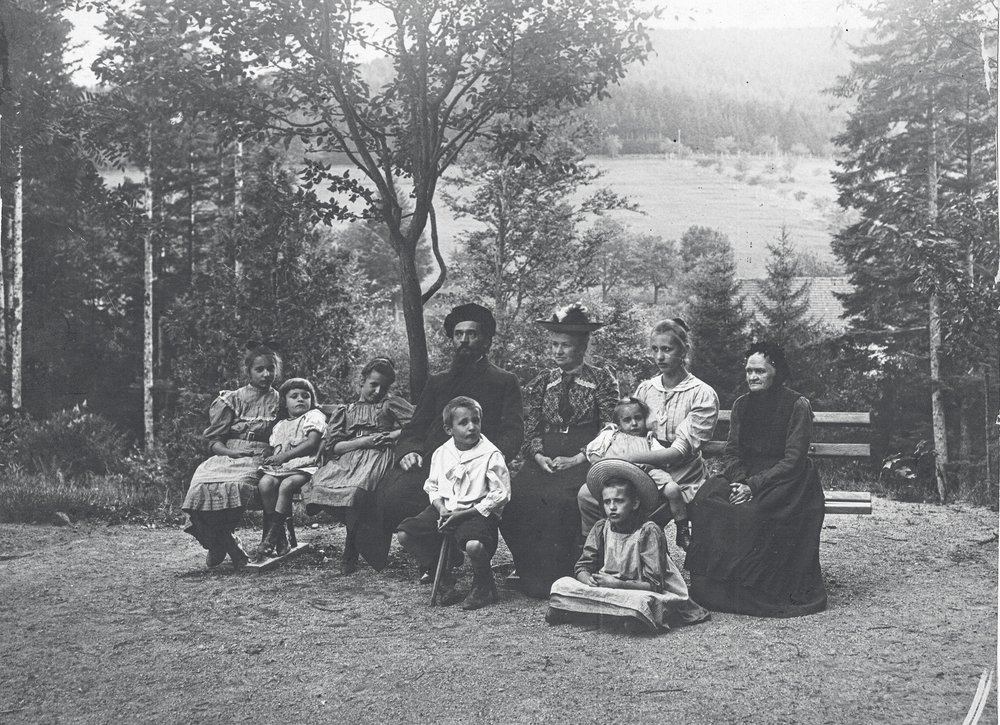 Fotografie: Familie Haas-Hautval in Hohwald, um 1909; die jüngste Tochter Adélaïde sitzt auf dem Schoß ihrer ältesten Schwester Émilie Thérèse (2. von rechts)