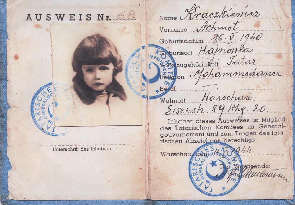 Fotografie: Mitgliedsausweis des Tatarischen Komitees für Abraham Horowitz auf den Namen Achmet Kraczkiewicz, ausgestellt vom Vorsitzenden Abdul Hamid Churamowicz, 11. Januar 1944