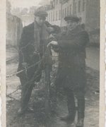 Jan Kostański (left) and Ajzyk Wierzbicki by the ghetto fence, Warsaw, around 1941.